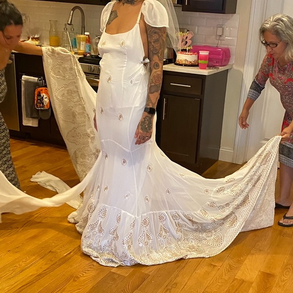 Brand new Wedding Dress from Daughters of Simone. Size small in Ivory Color. - Picture 4 of 8